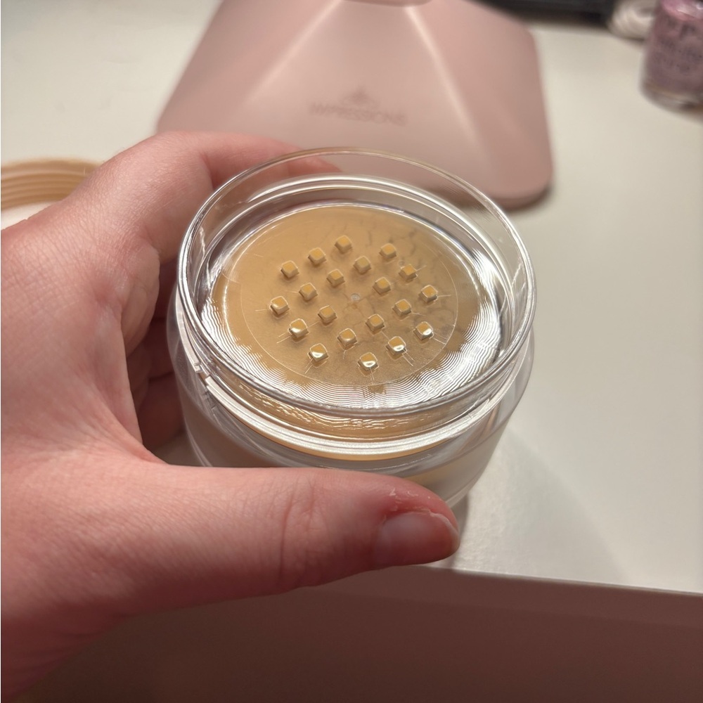 Laura Mercier Translucent Loose Setting Powder - Translucent Honey - Picture 3 of 3